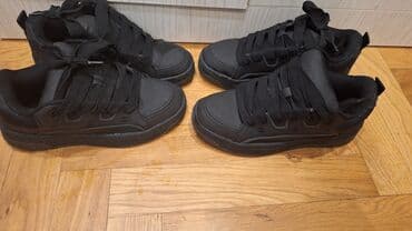 nit haljine: Patike Zara ;1 par =3000 dinara;brojevi 34 i 36.Crne boje — 1