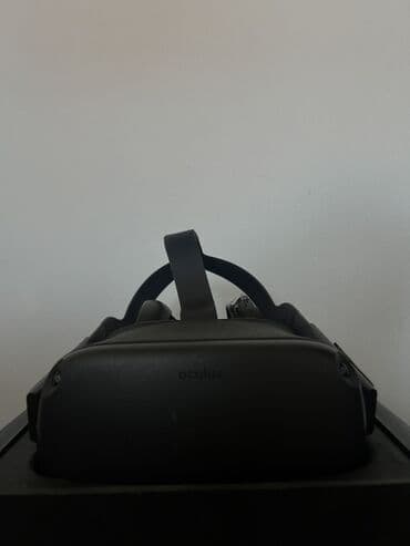 game stick konzola: Oculus Quest 2 VR naglavni set u crnoj boji, dolazi sa dva kontrolera — 3