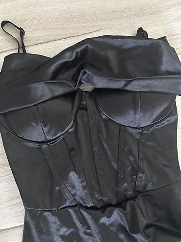 Haljine: Elegantna crna satenska haljina - Dužina: maxi/duža do članaka - — 2