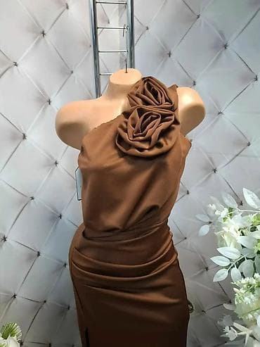 Dukserice: Elegantna midi haljina bez bretela u boji čokolade, asimetričnog — 2