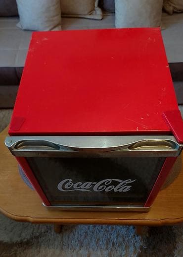 slusalice sa usima: Mini frižider Coca-Cola - Mini frižider Coca Cola (Koka Kola) donešen — 6