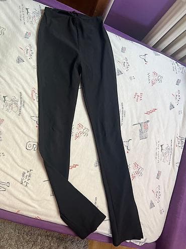 Crne pantalone, zvoncare, idu uz nogu, jako udobne i prijatne za