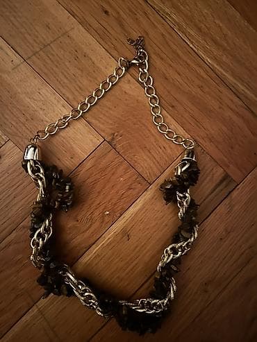 Ogrlica sa tamnim poludragim/ukrasnim kamenčićima i zlatno-toniranom