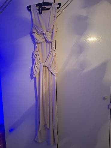 Boohoo “Ruched Twist Detail Racer Neck Maxi Dress” – krem - Model