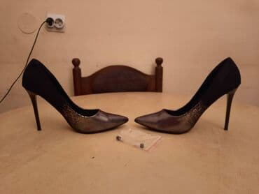 srebrna ogrlica sa krsticem: Pumps, 39 — 2