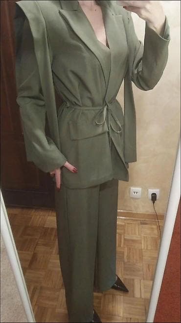 Ženski komplet sako + pantalone, maslinasto zelena boja. Univerzalan na lalafo.rs Ženski komplet sako + pantalone, maslinasto zelena boja. Univerzalan