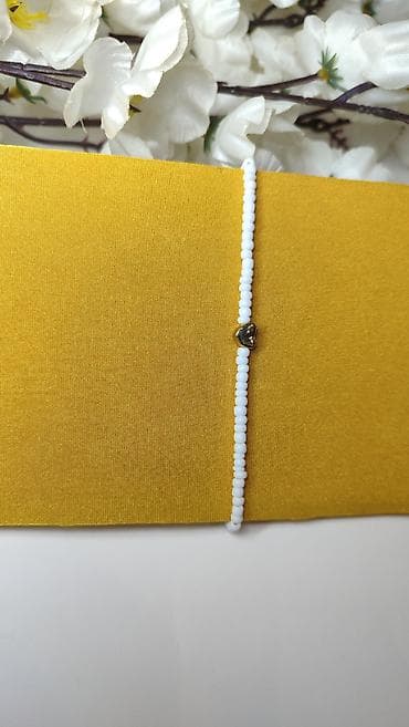 tople pidžame: Minimalistička narukvica sa sitnim belim perlama i zlatnim priveškom u — 3