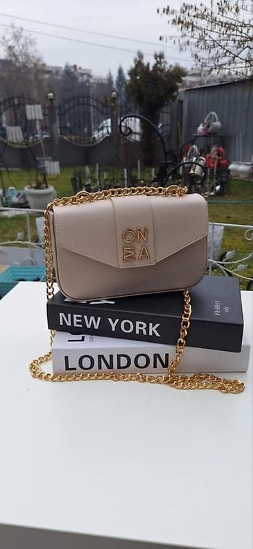 Donji delovi trenerke: Tasne 
3200 din
ijo — 3