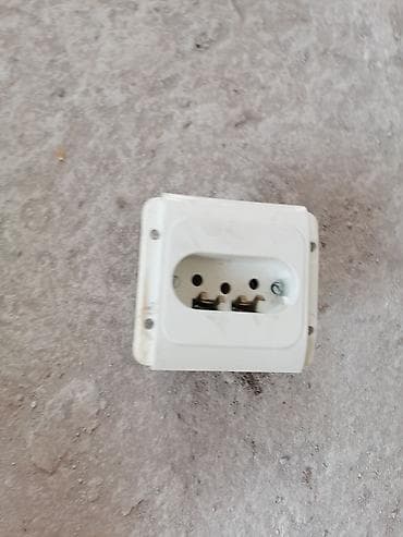 ormar za odecu: Trofazni zidni prekidač i utičnice – komplet za instalacije - — 3