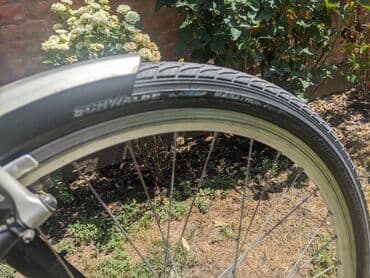 test iz engleskog za 3 razred: Električni bicikl Vital Bike u srebrnoj boji. Ima ram standardne — 10