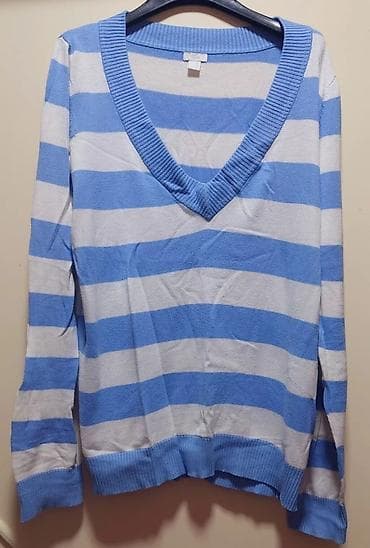 Bluza na pruge - Model: tanji pleteni džemper sa dubokim V-izrezom -