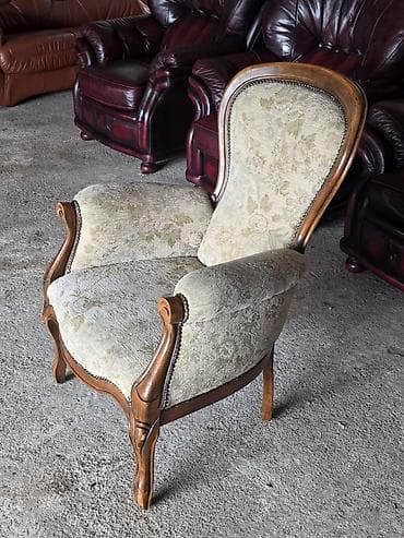 yisk namestaj: Stilska fotelja sa drvenim ramom i floralnim štofom - Klasičan dizajn — 4