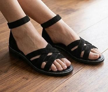 little black dress cena: Ženske sandale – crne, ravne - Dizajn sa ukrštenim kaiševima preko — 1