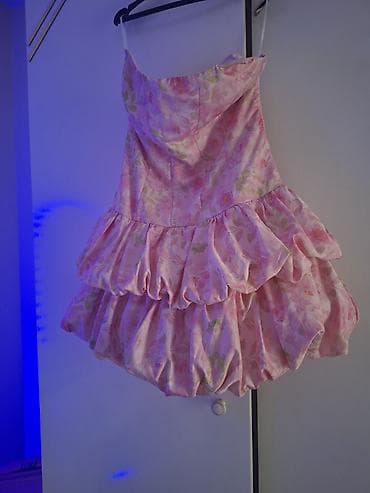 Mini haljina bez bretela sa volanima – roze cvetni dezen - Kroj: mini — 3