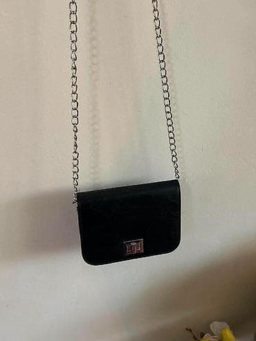 prodaja polovni stvari: Crna torbica preko ramena. - Materijal: veštačka koža. - Boja: crna. - — 2