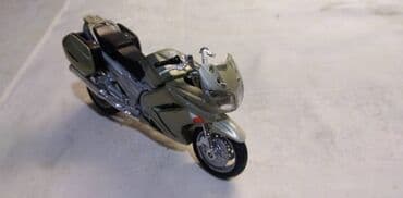 swarovski kristali cena: Motori 1:18,ocuvani cena za kom — 6