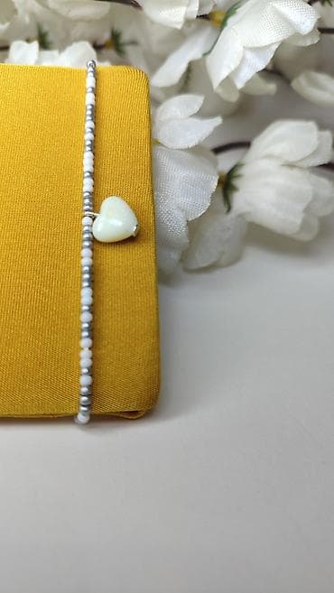 Modni rančevi: Narzukvica od sitnih perlica sa priveskom srce - Ručno nizana — 1