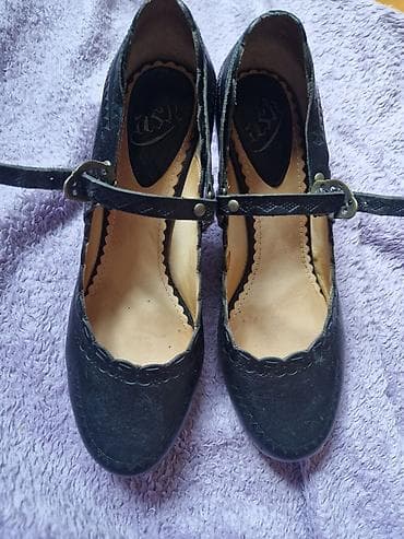 Crne ženske salonke sa kaišićem preko rista (Mary Jane stil). -