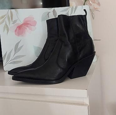 zara cipele 42: Crne ženske kožne čizme sa špicastim vrhom i blok potpeticom u — 4