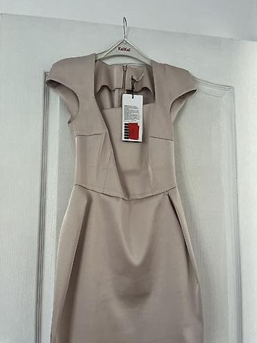 Haljine: Elegantna haljina midi dužine u bež/šampanj nijansi. Model sa kap — 3