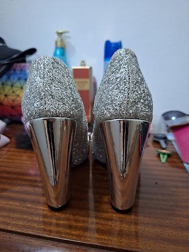 guess salonke: SKROZ NOVE SALONKE BROJ 39,NOV MODEL SA DEBLJOM STIKLOM,VEOMA — 2