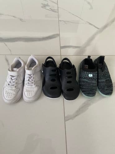 nike tech fleece komplet za decu: Komplet dečije obuće koji uključuje bele sportske patike sa čičak — 1