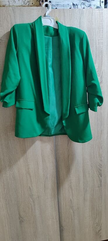 Muška odeća: Zeleni ženski sako bez kopčanja - Rukavi: 3/4 sa blagim naborom - — 1