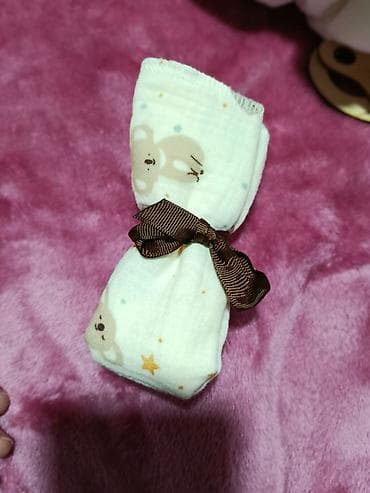 skafander za bebe c a: Poklon korpa za bebu – “Meda” set Šarmantno aranžirana pletena — 4