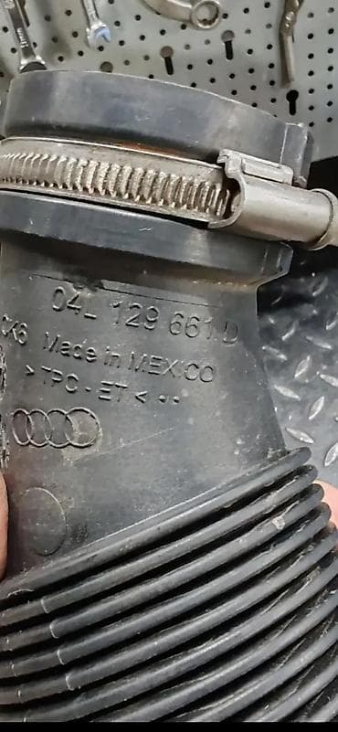 magneti prodaja: AUDI Q5 CREVO USISA VAZDUHA 04L129661D | Audi delovi ZEMUN — 3