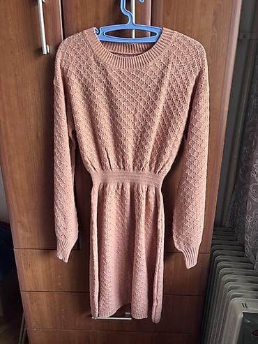 Kućna odeća: Pletena haljina u nežno roze/boji breskve. - Model: midi dužina, dug — 1