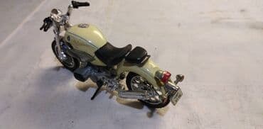 swarovski kristali cena: Motori 1:18,ocuvani cena za kom — 10