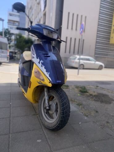 dimenzije guma za passat b6: Skuter plavo-žute boje. Ovaj skuter poseduje retrovizore, prednje — 1