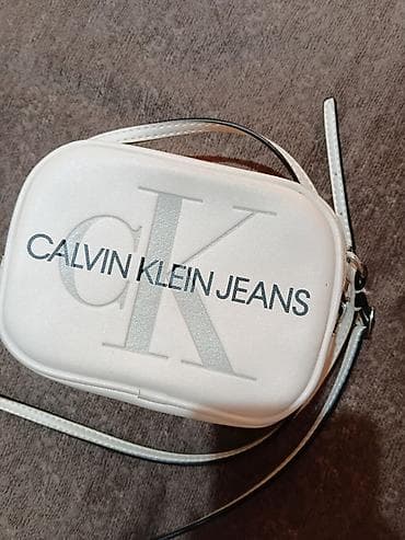 Calvin Klein Jeans ženska crossbody torbica sa malim oštecenjem ide