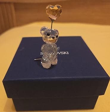 staklene vitrine ikea: Swarovski figurica – meda sa srcem - Originalna Swarovski kristalna — 2