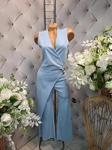 Elegantni ženski kombinezon – svetloplava boja - Kroj: bez rukava