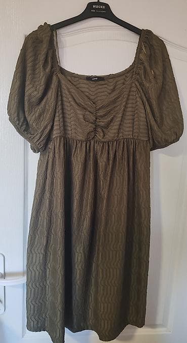 Haljina „George” u maslinasto zelenoj boji - Kroj: midi dužina, blago