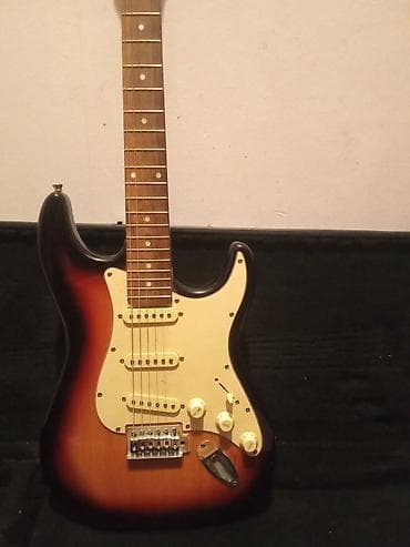 Art & Collectibles: Električna gitara tipa Stratocaster u sunburst finišu, sa belim — 6