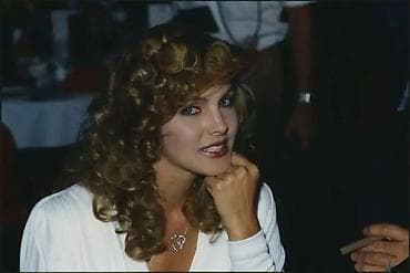 parfemske note: Perika sa retro kovrdžama i šiškama – srednja dužina - Stil — 1