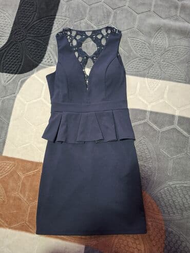 pliš haljina: Elegantna tamnoplava koktel haljina bez rukava - Kroj: uska silueta — 3