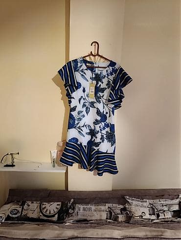 Haljina sa cvetnim i prugastim dezenom - Kroj: ravna silueta sa na lalafo.rs Haljina sa cvetnim i prugastim dezenom - Kroj: ravna silueta sa