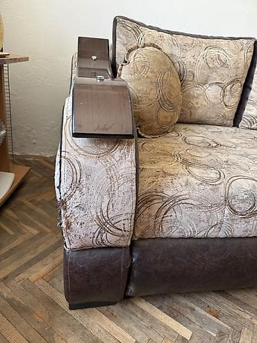 komode za stvari: Krevet je potpuno ispravan, stabilan i očuvan. Sve je čitavo osim — 5