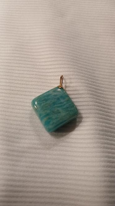 mindjuse u obliku krsta: Privjesci od prirodnog kamena – kvadratni, sa metalnom alkicom u — 2