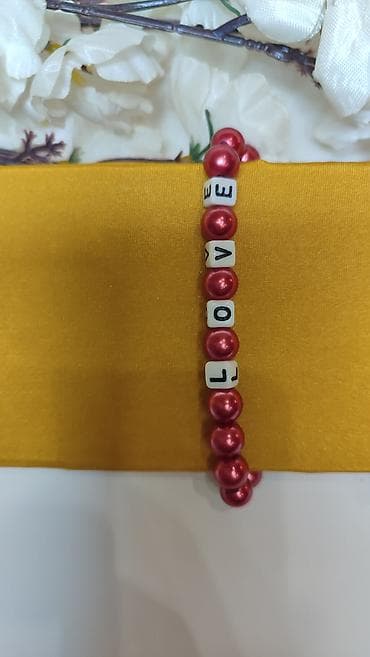 hiruski celik narukvice: Narukvica sa perlama i slovima “LOVE” - Rastegljiva narukvica na — 1