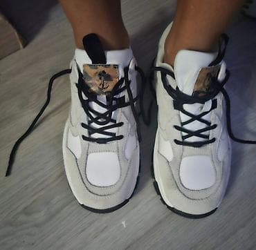 Ženske patike JUST - Model: “JUST” ženske patike, masivni