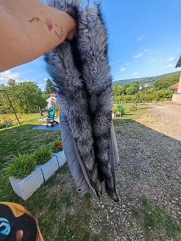 žute jakne: Jakna ima oštećenje na krznu, rašiven šav — 3