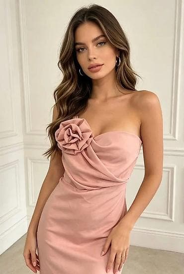 Haljine: Elegantna midi haljina na jedno rame sa 3D cvetom - Model — 4