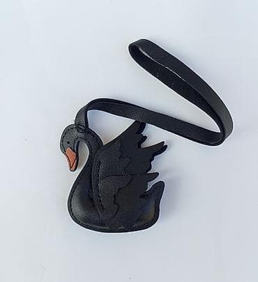 kutija za nakit novi sad: Kožni privezak/ukras u obliku crnog labuda - Materijal: veštačka koža — 1