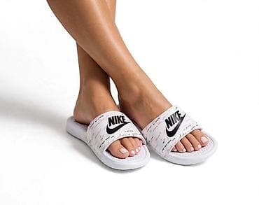 Nike ženske papuče – beli model sa širokom trakom i crnim Nike