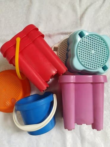 sator za plazu pop up: Plastične kantice sa sitom 4 kom 600 din **3 kockaste 16 visinax13 cm — 1