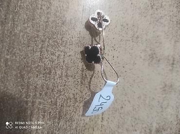 Minđuše sa motivom djeteline, u prefinjenoj kombinaciji crne i